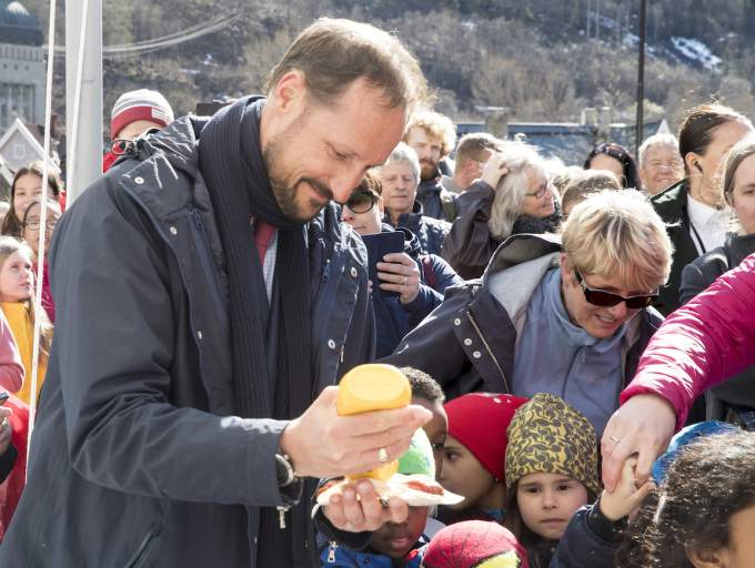 Rjukan inviterte til pølsefest på torget. Foto: Terje Pedersen, NTB scanpix.